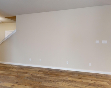 2305 Paxton Way - Photo Thumbnail 8