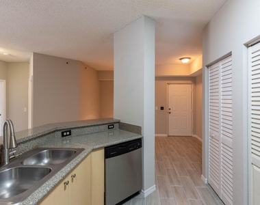 350 Crestwood Circle - Photo Thumbnail 6