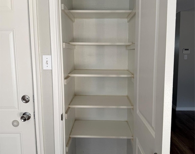 5312 Queens Court - Photo Thumbnail 9