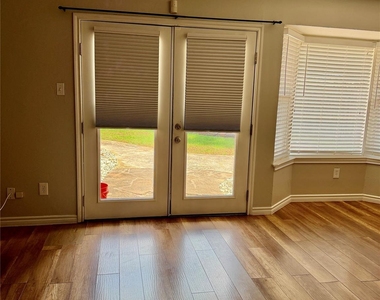 5312 Queens Court - Photo Thumbnail 2
