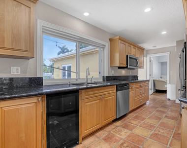 2100 Ne 30th Street - Photo Thumbnail 21