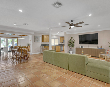 2100 Ne 30th Street - Photo Thumbnail 7