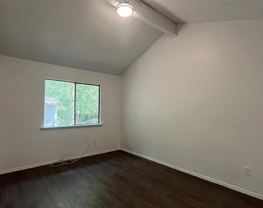 9515 Aberdeen Way - Photo Thumbnail 7