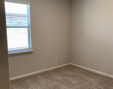 321 Zimmet Drive - Photo Thumbnail 12