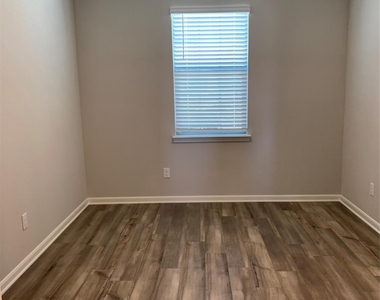 321 Zimmet Drive - Photo Thumbnail 10