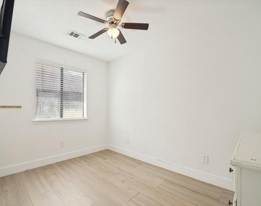 8421 Liberty Lane - Photo Thumbnail 16