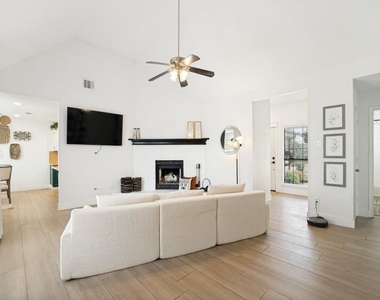 8421 Liberty Lane - Photo Thumbnail 3