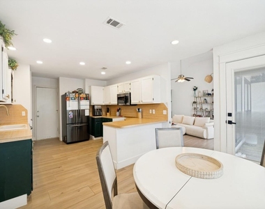 8421 Liberty Lane - Photo Thumbnail 8