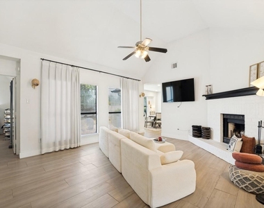 8421 Liberty Lane - Photo Thumbnail 5