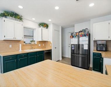 8421 Liberty Lane - Photo Thumbnail 9