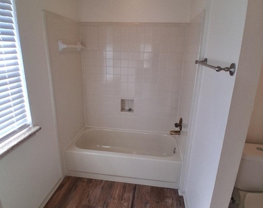 404 Benjamin Lane - Photo Thumbnail 13