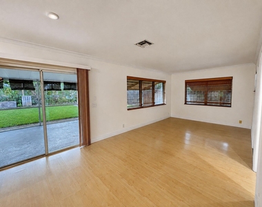 1401 S Deerfield Avenue - Photo Thumbnail 8
