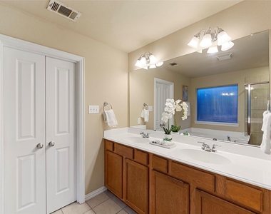 1117 Villa Paloma Boulevard - Photo Thumbnail 19