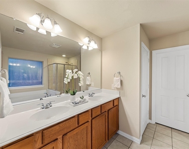 1117 Villa Paloma Boulevard - Photo Thumbnail 18