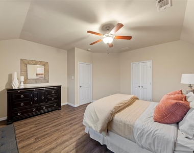 1117 Villa Paloma Boulevard - Photo Thumbnail 17
