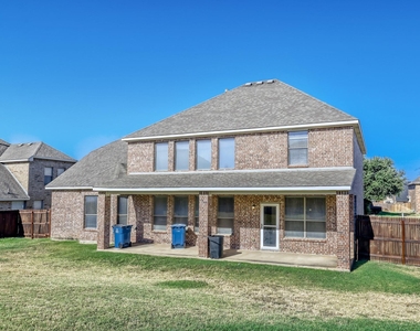 1012 Surrey Drive - Photo Thumbnail 10