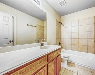 1012 Surrey Drive - Photo Thumbnail 9