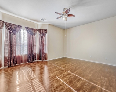 1012 Surrey Drive - Photo Thumbnail 5