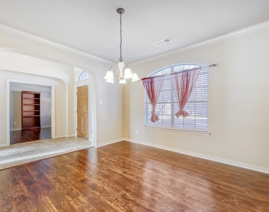 1012 Surrey Drive - Photo Thumbnail 2