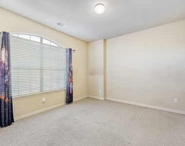 1012 Surrey Drive - Photo Thumbnail 8