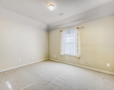 1012 Surrey Drive - Photo Thumbnail 7