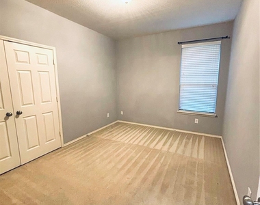1000 Prairie Heights Drive - Photo Thumbnail 12