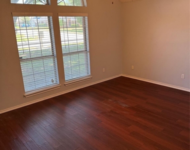 1025 Boardwalk Street - Photo Thumbnail 11