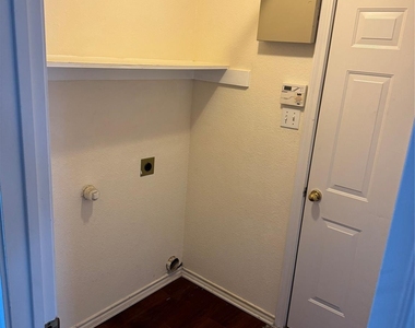 1025 Boardwalk Street - Photo Thumbnail 9