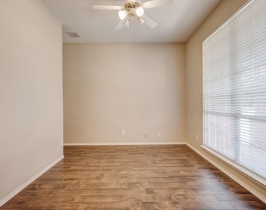 3200 Edgebrook Court - Photo Thumbnail 8