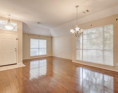 3200 Edgebrook Court - Photo Thumbnail 4