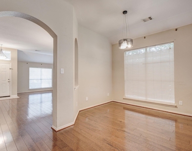 3200 Edgebrook Court - Photo Thumbnail 7