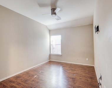 3200 Edgebrook Court - Photo Thumbnail 10