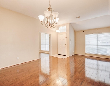 3200 Edgebrook Court - Photo Thumbnail 6