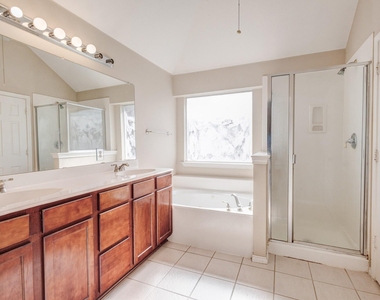 3200 Edgebrook Court - Photo Thumbnail 16