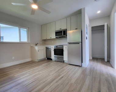 811a Nw 30th Court - Photo Thumbnail 2