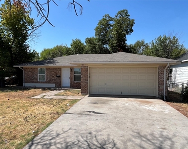 1843 Greendale Drive - Photo Thumbnail 2
