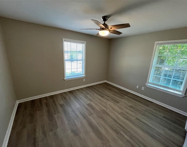 1843 Greendale Drive - Photo Thumbnail 15