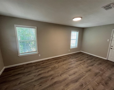 1843 Greendale Drive - Photo Thumbnail 6