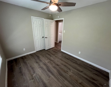 1843 Greendale Drive - Photo Thumbnail 14