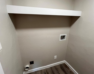 1843 Greendale Drive - Photo Thumbnail 8