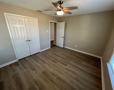 1843 Greendale Drive - Photo Thumbnail 16