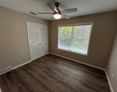 1843 Greendale Drive - Photo Thumbnail 13