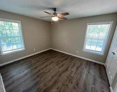 1843 Greendale Drive - Photo Thumbnail 9
