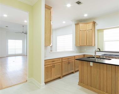 6080 Thursby Avenue - Photo Thumbnail 7
