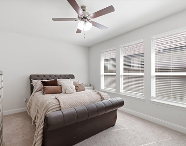 1704 Blakely Place - Photo Thumbnail 6