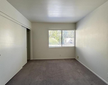 1001 Creekside Way - Photo Thumbnail 13