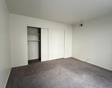 1001 Creekside Way - Photo Thumbnail 4