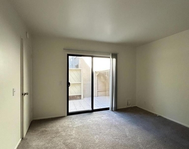1001 Creekside Way - Photo Thumbnail 5