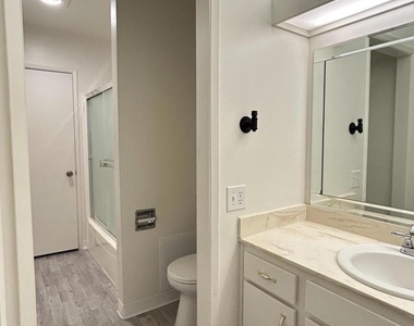 1001 Creekside Way - Photo Thumbnail 9