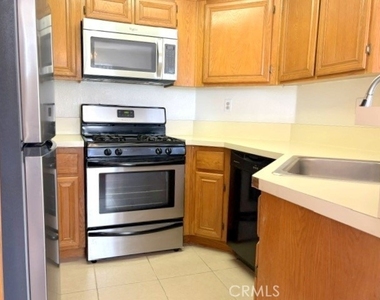 2564 Avenida Del Vista - Photo Thumbnail 2